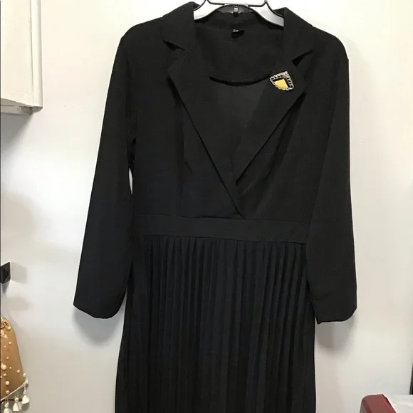 Beautiful black pleated dress… pin not included or the necklace. Size Large - Picture 1 of 4